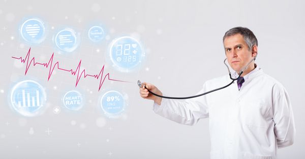 پزشک بالینی در حال بررسی گرافیک مدرن ضربان قلب