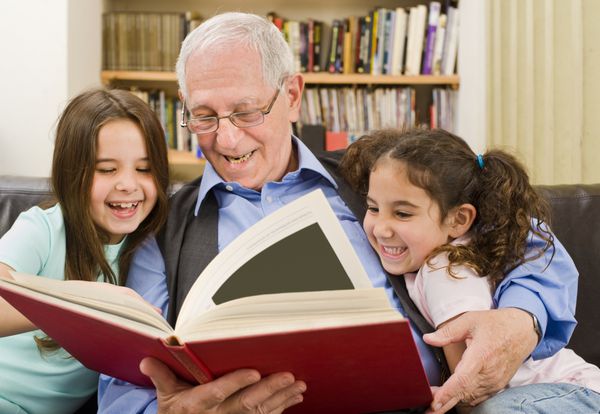 پدربزرگ و نوه ها در حال خواندن کتاب