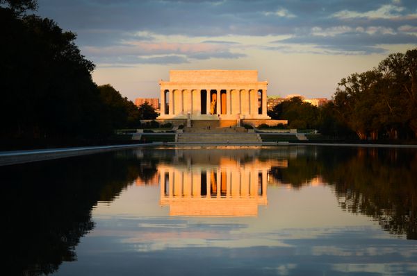 واشنگتن دی سی یادبود لینکلن و انعکاس آینه در استخر در عصر
