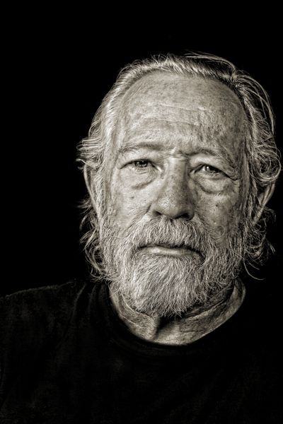 تصویر سیاه و سفید رنگ آمیزی از پیرمرد جدی و سخت