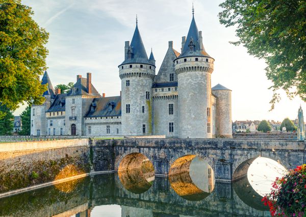 قلعه سولی-سور-لوآر فرانسه این قلعه در دره Loire واقع شده است و قدمت آن به قرن چهاردهم می رسد و نمونه بارز قلعه قرون وسطایی است