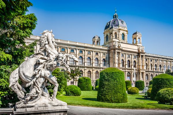 نمایی زیبا از موزه معروف Naturhistorisches موزه تاریخ طبیعی با پارک و مجسمه در وین اتریش