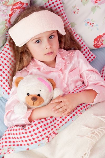 دختر بیمار با خرس عروسکی در تخت بدون اسم خرس عروسکی