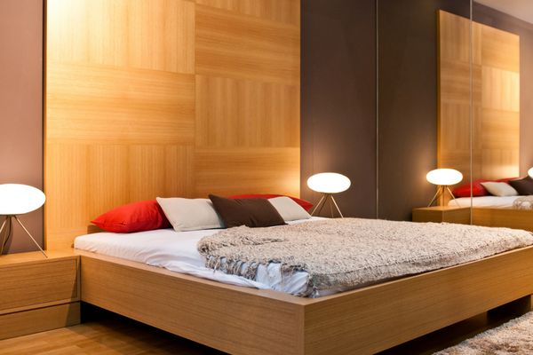 اتاق خواب مدرن با دیوار چوبی