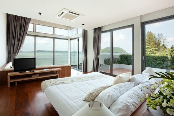 نمای پانوراما از اتاق خواب زیبا و دنج با تابستان در فضای باز