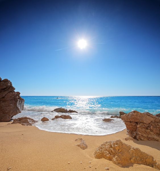 خورشید و دریا در ساحل شنی پورتو کاتسیکی در جزیره لفکادا یونان
