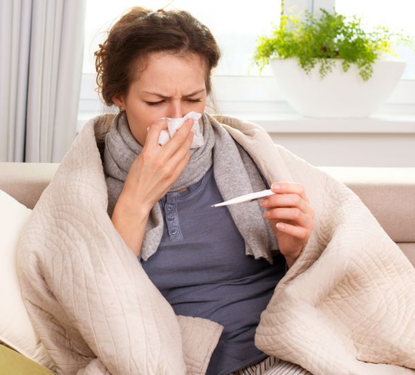 زن بیمار آنفولانزا زن سرما خورده عطسه کردن در بافت سردرد ویروس