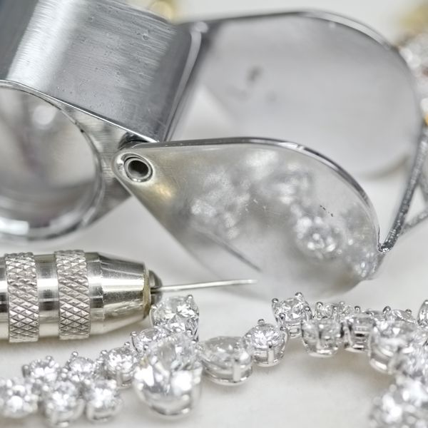 دستبند با الماس و ابزار تعمیر جواهر لوپ انبر