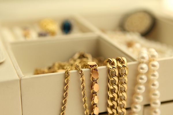جواهرات طلا و مروارید در جعبه فضای کپی