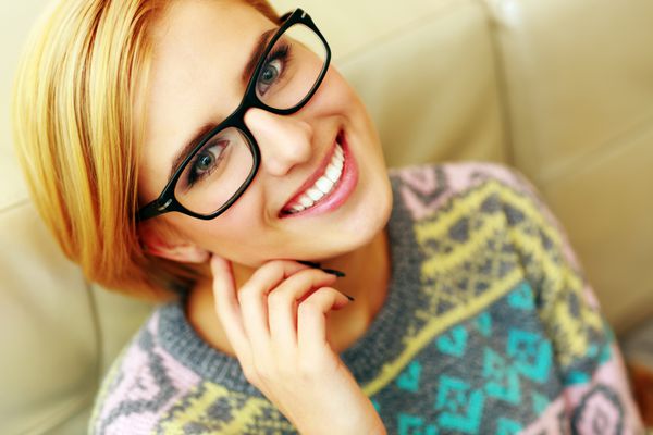 پرتره نزدیک از یک زن جوان شاد با عینک