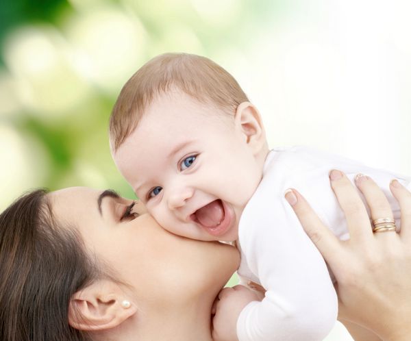 مفهوم خانواده کودک و شادی - مادر شاد با نوزاد