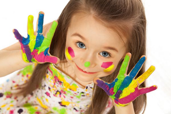 دختر کوچولوی بامزه با دست های نقاشی شده با رنگ های رنگارنگ جدا شده در پس زمینه سفید