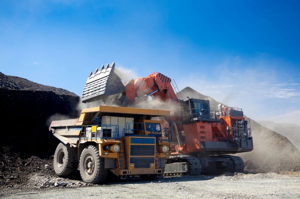 بارگیری سنگ معدن طلا در کامیون کمپرسی سنگین در معدن روباز