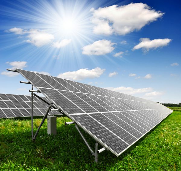 پنل های انرژی خورشیدی در برابر آسمان آفتابی