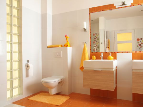 حمام دوستانه برای کودکان با کاشی های نارنجی و تزئینات گل