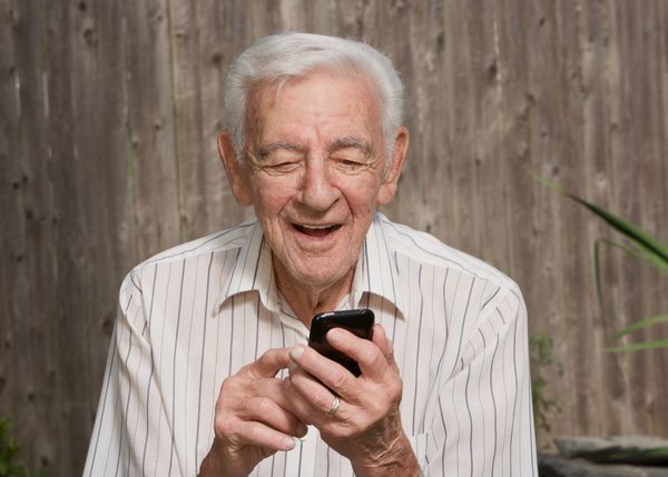 پیرمرد سالخورده در تلفن همراه هوشمند