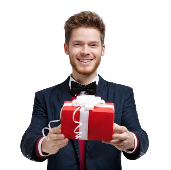 مرد هدیه ای می دهد که در کاغذ هدیه قرمز پیچیده شده است جدا شده روی سفید