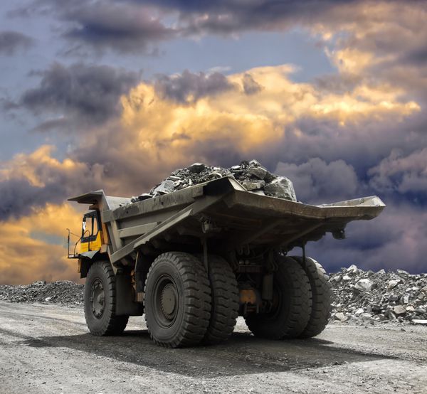 کامیون معدن سنگین در حال رانندگی در امتداد فضای باز