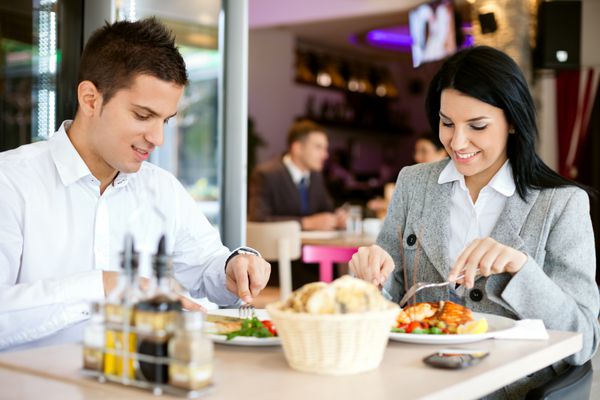 یک زن و یک مرد در یک ناهار کاری در یک رستوران