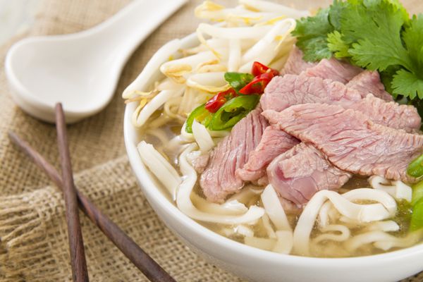 فو بو - سوپ نودل برنج تازه ویتنامی با گوشت گاو گیاهان و فلفل قرمز غذای ملی ویتنام