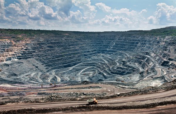 استخراج معدن سنگ آهن با کامیون های سنگین بیل مکانیکی حفار و لوکوموتیو