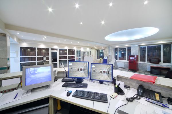 کامپیوترهای نگهبانان در قسمت پذیرش در ساختمان اداری