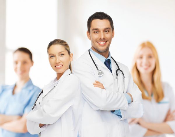 مراقبت های بهداشتی بیمارستان و مفهوم پزشکی - تیم جوان یا گروهی از پزشکان