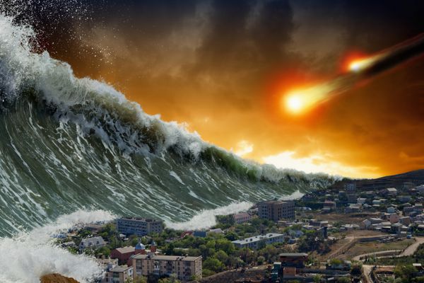 پس‌زمینه دراماتیک آخرالزمانی - امواج سونامی غول‌پیکر در حال برخورد به شهر کوچک ساحلی برخورد سیارک پایان جهان