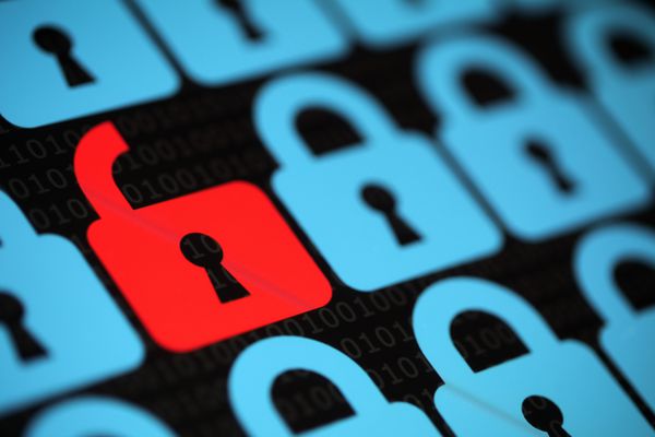 مفهوم امنیت اینترنت ویروس قفل قرمز باز یا ناامن با تهدید هک