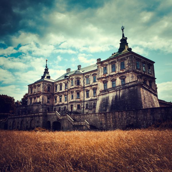 قلعه قدیمی Pidhirtsi روستای Podgortsy کاخ رنسانس منطقه Lviv اوکراین