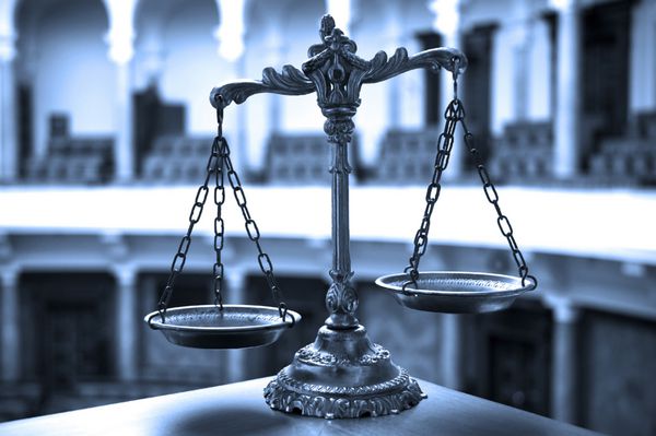 نماد قانون و عدالت در سالن خالی دادگاه مفهوم قانون و عدالت لحن آبی