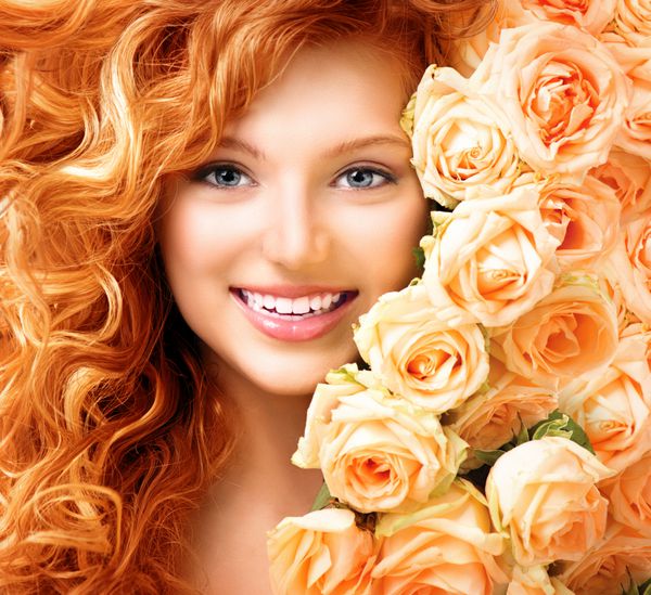 دختر مدل زیبایی با موهای بلند مجعد قرمز و مدل موی گل رز قرمز زیبا زن مد با موهای سالم موج دار دختر نوجوان خندان ناز موی فر شده