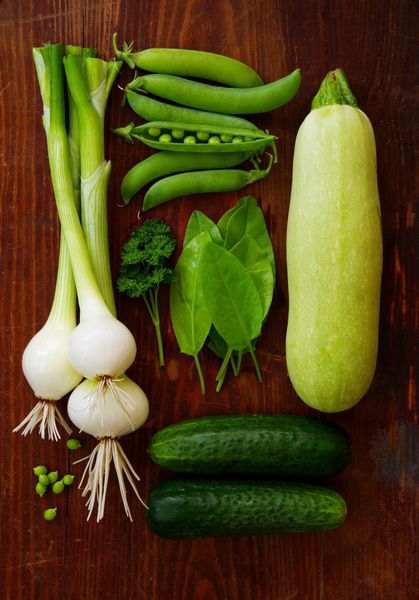 سبزیجات و گیاهان سبز تازه در زمینه تیره مفهوم سبزیجات