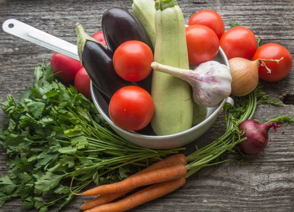 سبزیجات تازه از باغ - بادمجان کدو سبز پیاز هویج جعفری و گوجه فرنگی