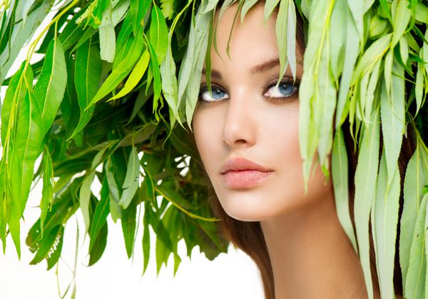 دختر زیبایی با برگهای سبز روی سرش پرتره زن تابستانی زیبا مدل زیبایی در اکلیل سبز