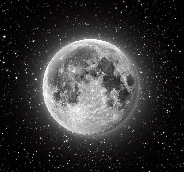 ماه کامل با وضوح بالا با ستاره ها در پس زمینه