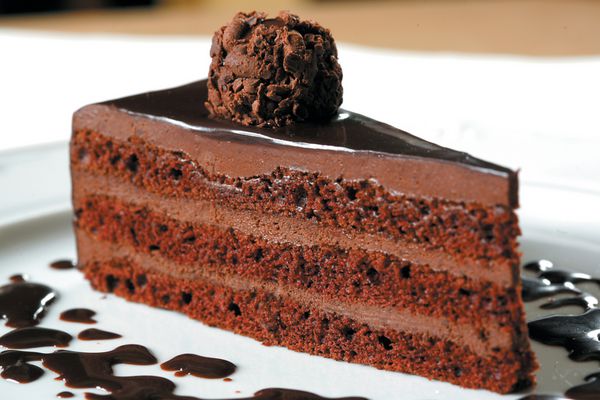 کیک ترافل با سس شکلات سیاه