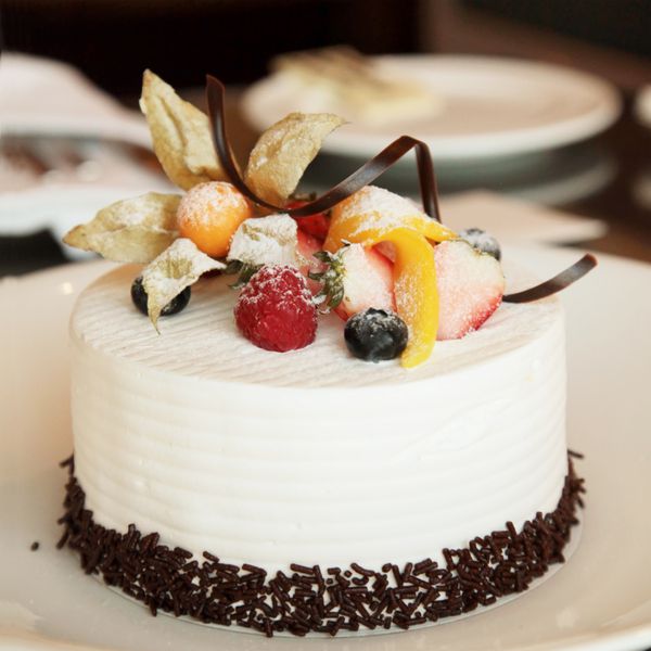 کیک خامه ای سفید با میوه و شکلات