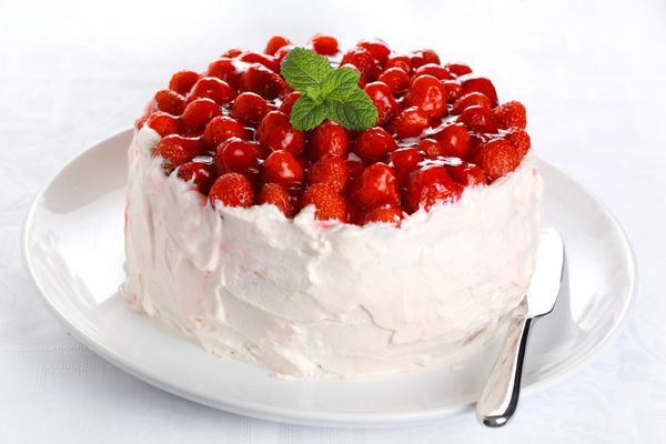 کیک زیبا با توت فرنگی و خامه