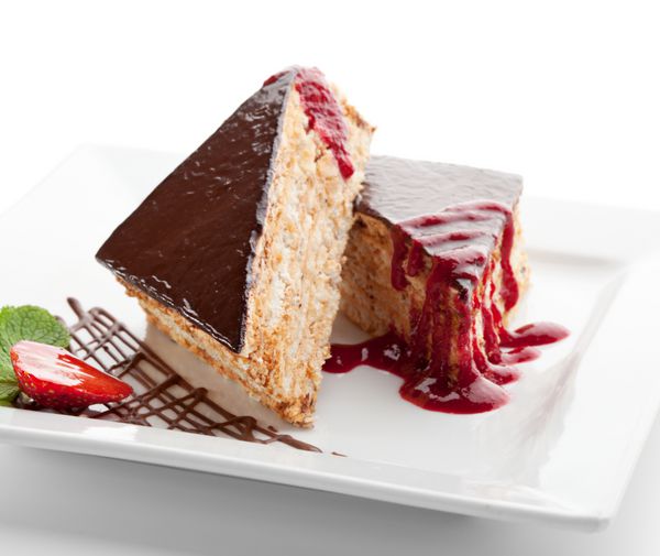 دسر - کیک آجیل شکلاتی با مربای توت توت فرنگی و نعناع تازه