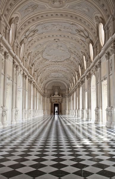 نمای Galleria di Diana در کاخ سلطنتی Venaria نزدیک به تورینو منطقه Piemonte