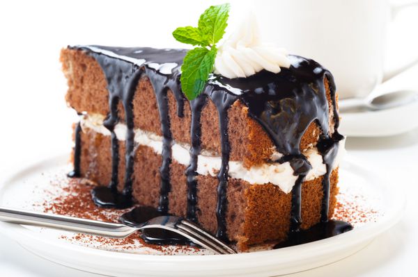 یک تکه کیک شکلاتی با خامه وانیلی
