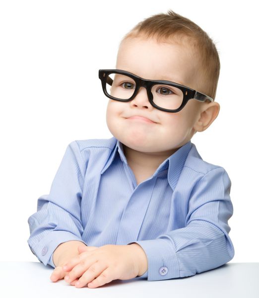پرتره پسر کوچولوی بامزه‌ای که عینک می‌زند و بامزه می‌کند جدا شده روی سفید