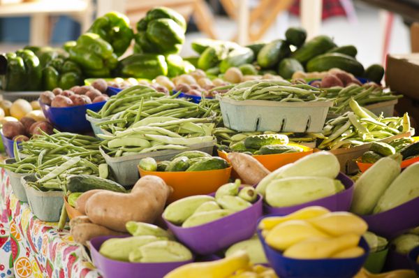 انواع سبزیجات سالم در بازار کشاورزان در فضای باز با لوبیا سیب زمینی کدو خیار فلفل و غیره