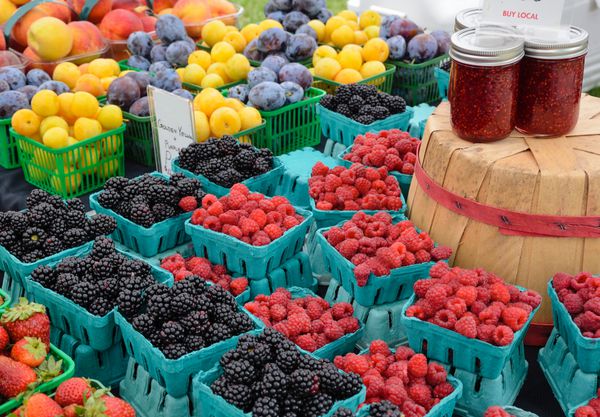 انواع توت ها و کنسروها در بازار کشاورزان در فضای باز