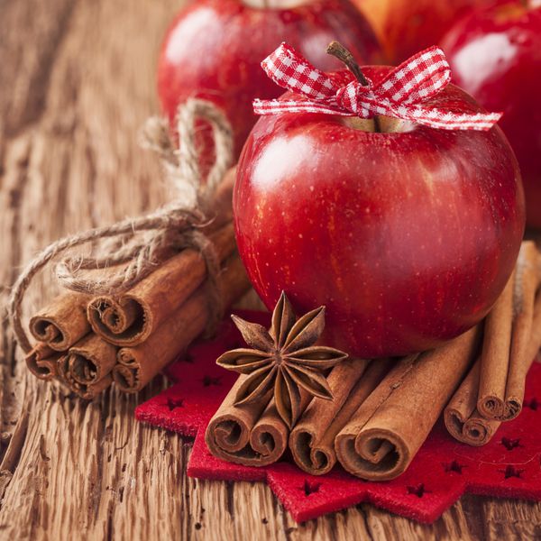 سیب سرخ زمستانی با چوب دارچین و بادیان