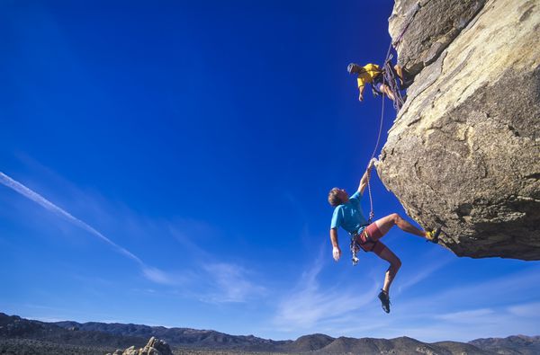 تلاش تیم صخره نوردی برای موفقیت در یک صعود چالش برانگیز