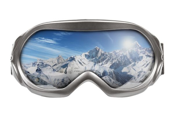 عینک اسکی با انعکاس کوه های جدا شده روی سفید