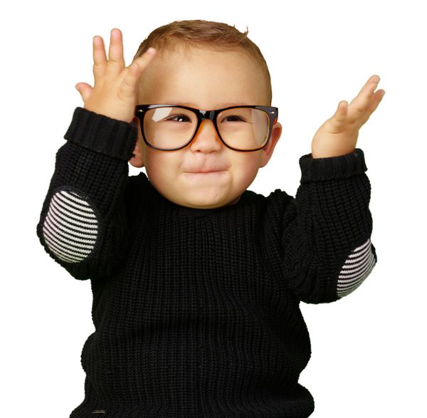 پسر بچه مبارکی که عینک چشمی دارد که روی پس‌زمینه سفید جدا شده است