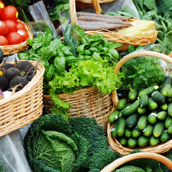 بسیاری از سبزیجات اکولوژیکی مختلف روی میز بازار